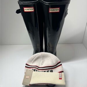 Hunter Glossy Black Boots with Cream Beanie